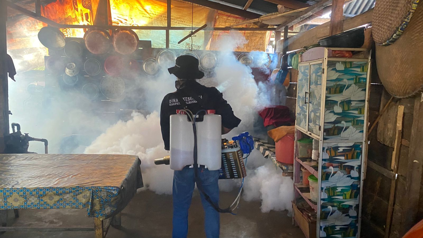 DINAS KESEHATAN MENGAJARKAN PENGGUNAAN MESIN FOGGING NYAMUK UNTUK PENCEGAHAN DBD DI DESA GOTOWASI