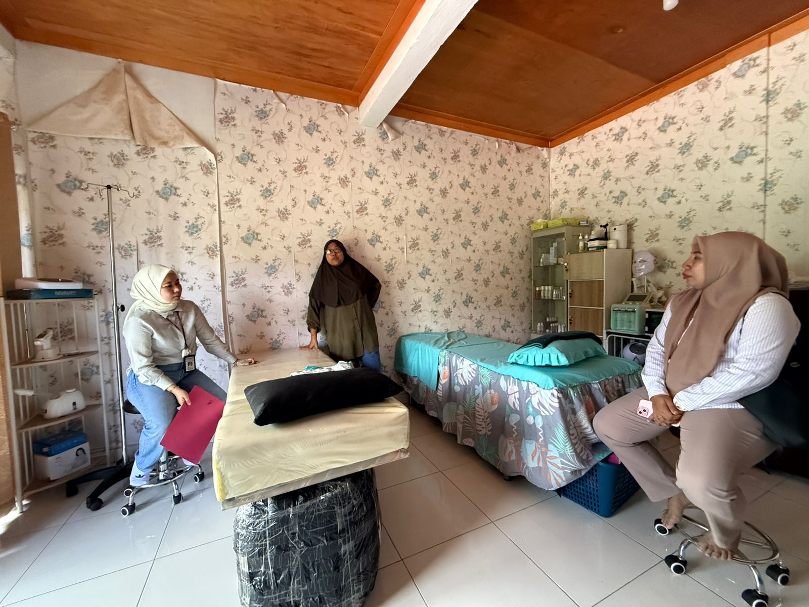 DINAS KESEHATAN HALMAHERA TIMUR LAKUKAN VISITASI TEMPAT PRAKTIK DOKTER DAN TOKO OBAT DI BULI